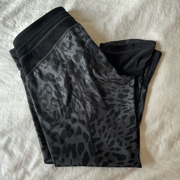Lulu Lemon Just Breathe Animal Swirl Size 8 - Picture 1 of 9